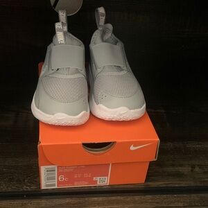 Nike Kids Flex Runner Sneakers in Gray